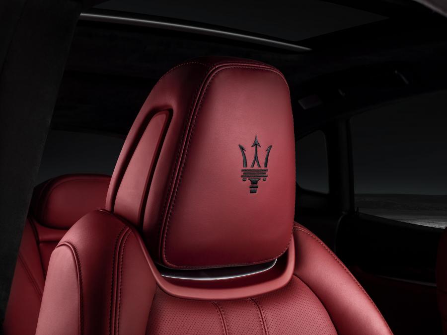 Детали интерьера Maserati Levante GTS 2018 года  (WW) (фото 12 из 74)